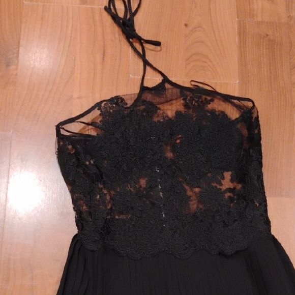 Elegant Black Lace Evening Dress - Picture 2 of 7